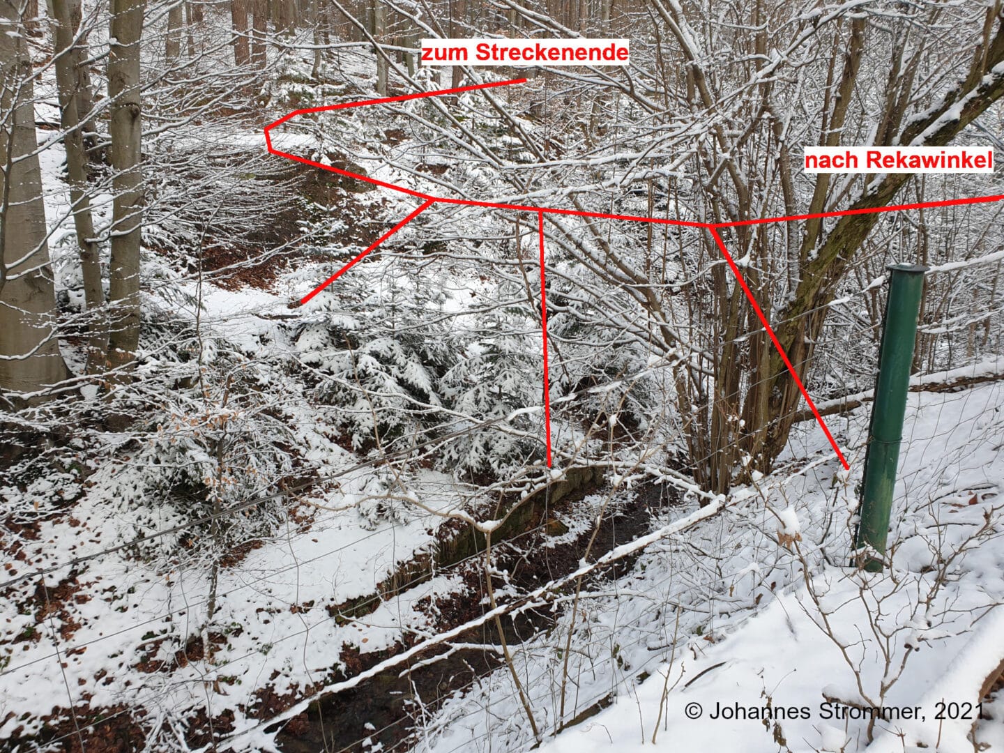 Hier befand sich einst eine recht imposante Brücke. Die Fundamente der Steher sind noch größtenteils vorhanden, wie die folgenden Bilder zeigen (Waldbahn Rekawinkel).