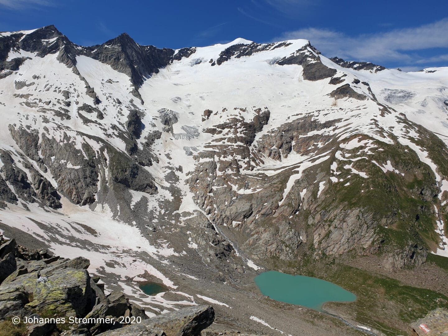 Blick vom Rostocker Eck auf den Simonysee, die Simonyspitzen und die Gubachspitzen (Osttirol, 2020).