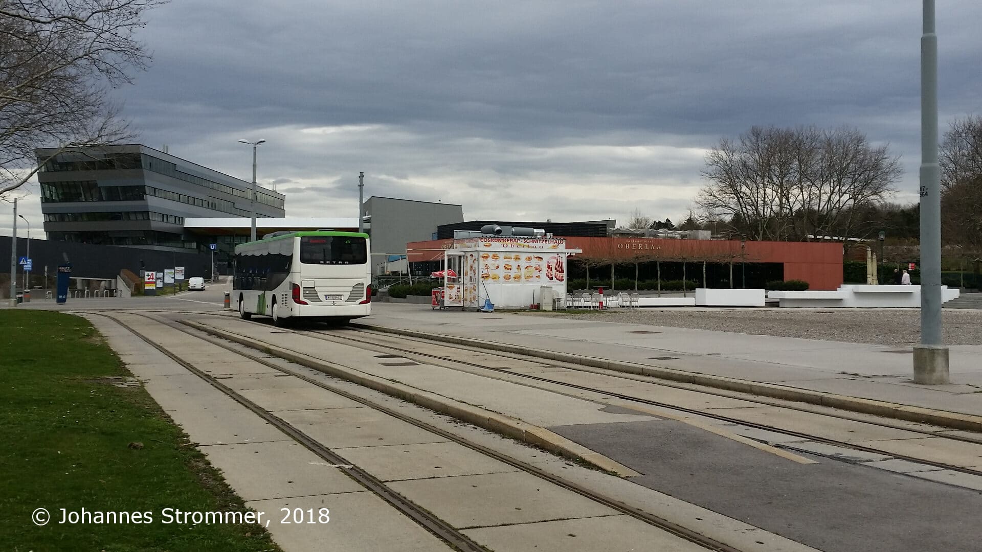 Ehemalige Schleife und Hst. der Straßenbahnlinie 67 in Oberlaa/Therme Wien (Gleisrest)