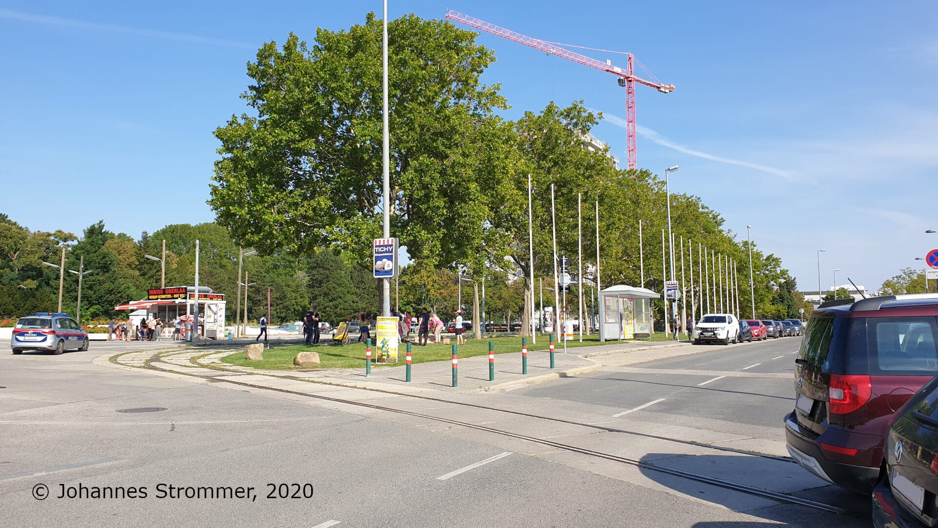 Links im Bild befand sich einst die zweigleisige Endstelle Oberlaa/Therme Wien der Straßenbahnlinie 67.