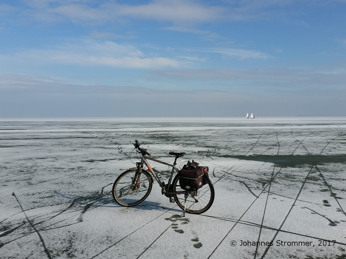 Fahrrad mitten auf dem Neusiedler See, Blick in Richtung Nordost. Auch die schneelosen Stellen waren befahrbar.