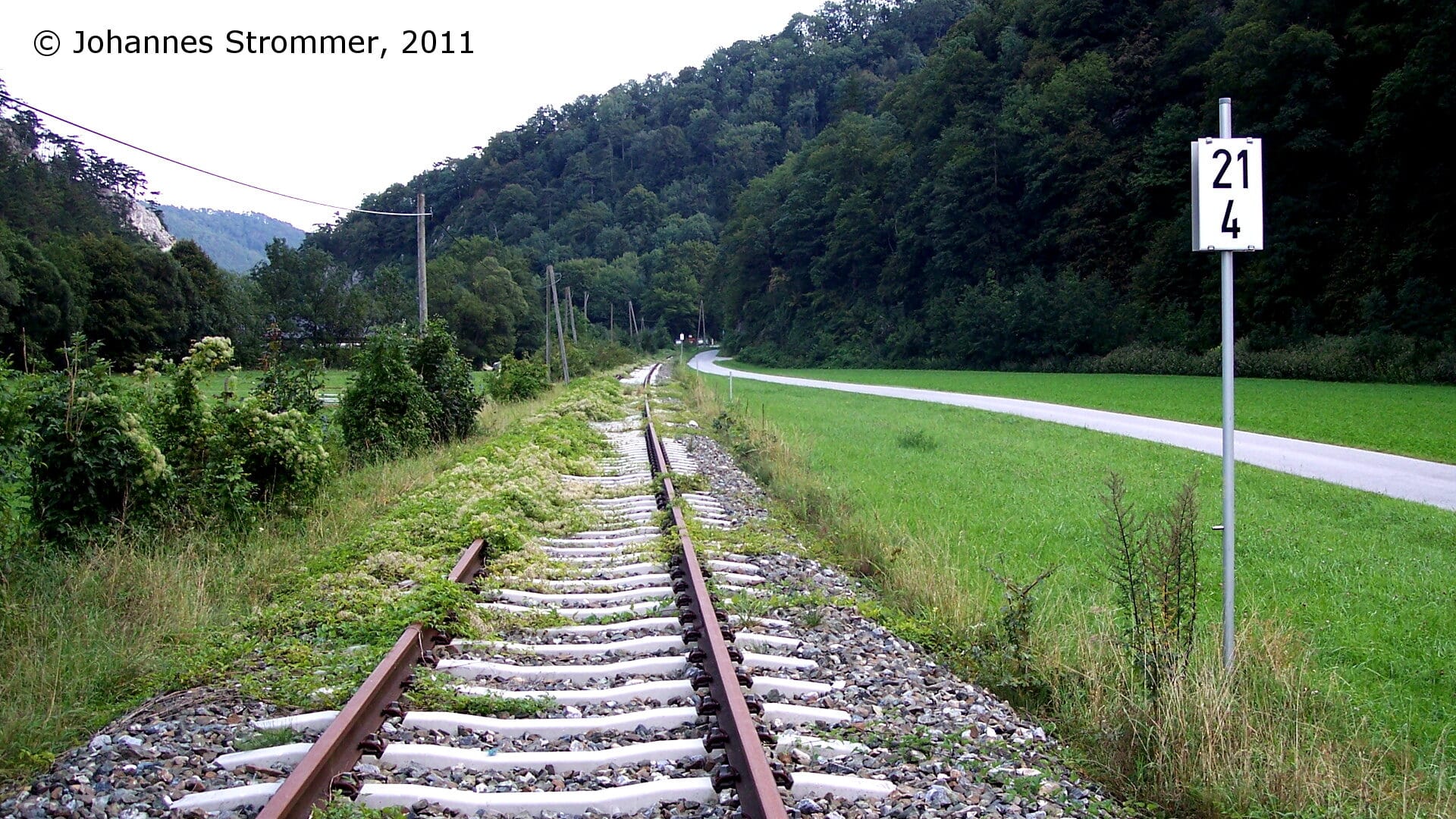 2005 eingestellter Abschnitt der Leobersdorferbahn zwischen den Haltestellen Eberbach-Hocheck und Taßhof.