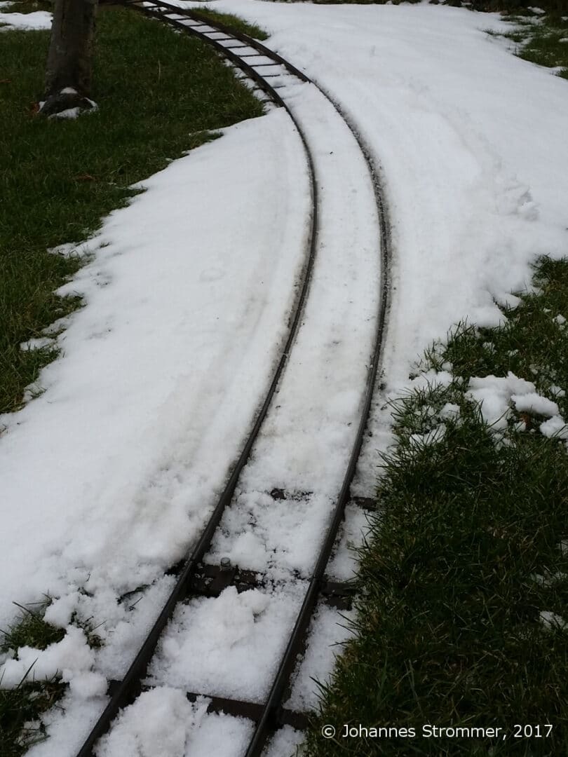 Kleine Schneewechte auf den Gleisen (Radius 5 m) meiner Gartenbahn 5 Zoll.