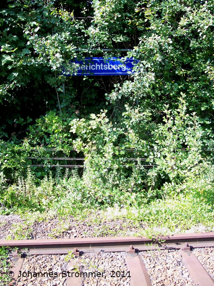 Bahnstrecke Weissenbach-Neuhaus - Hainfeld (Leobersdorfer Bahn); Stationsschild Bf. Gerichtsberg.