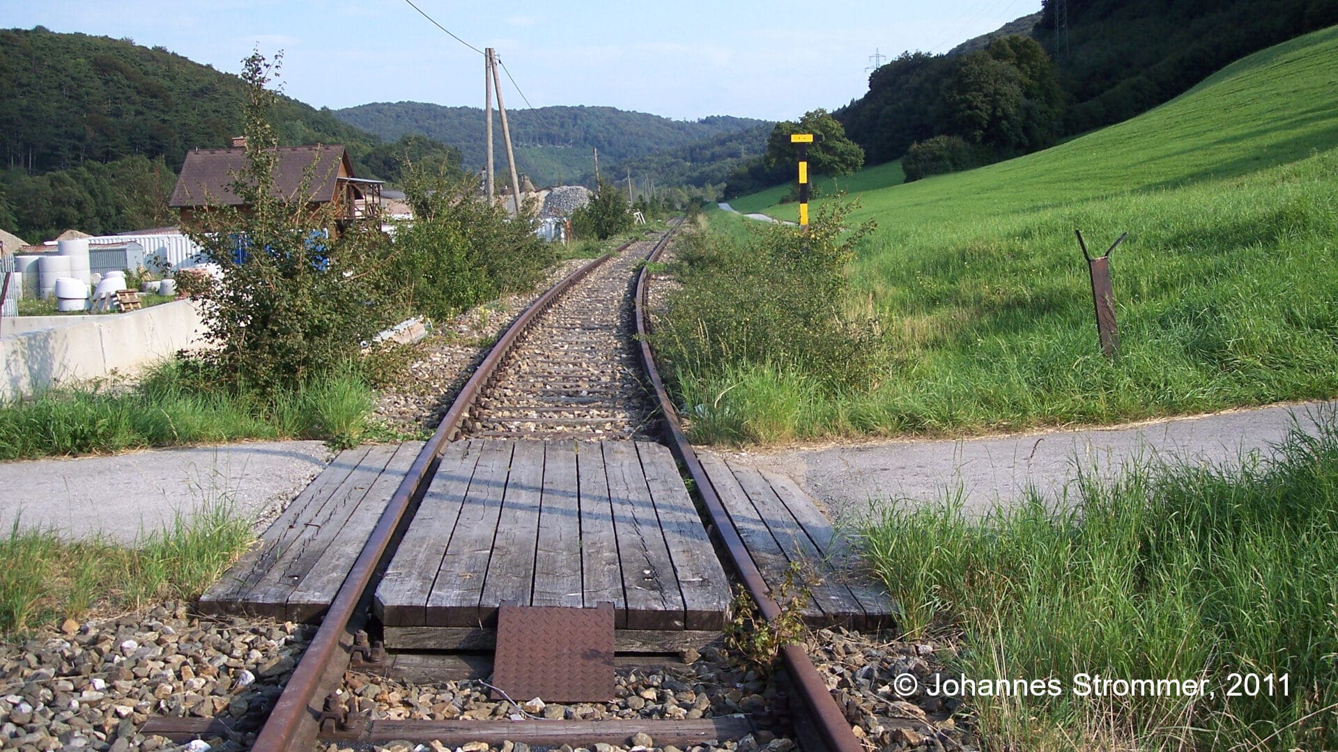 Bahnstrecke Weissenbach-Neuhaus - Hainfeld (Leobersdorfer Bahn); Bahnübergang zwischen Altenmarkt und Tasshof 2011.