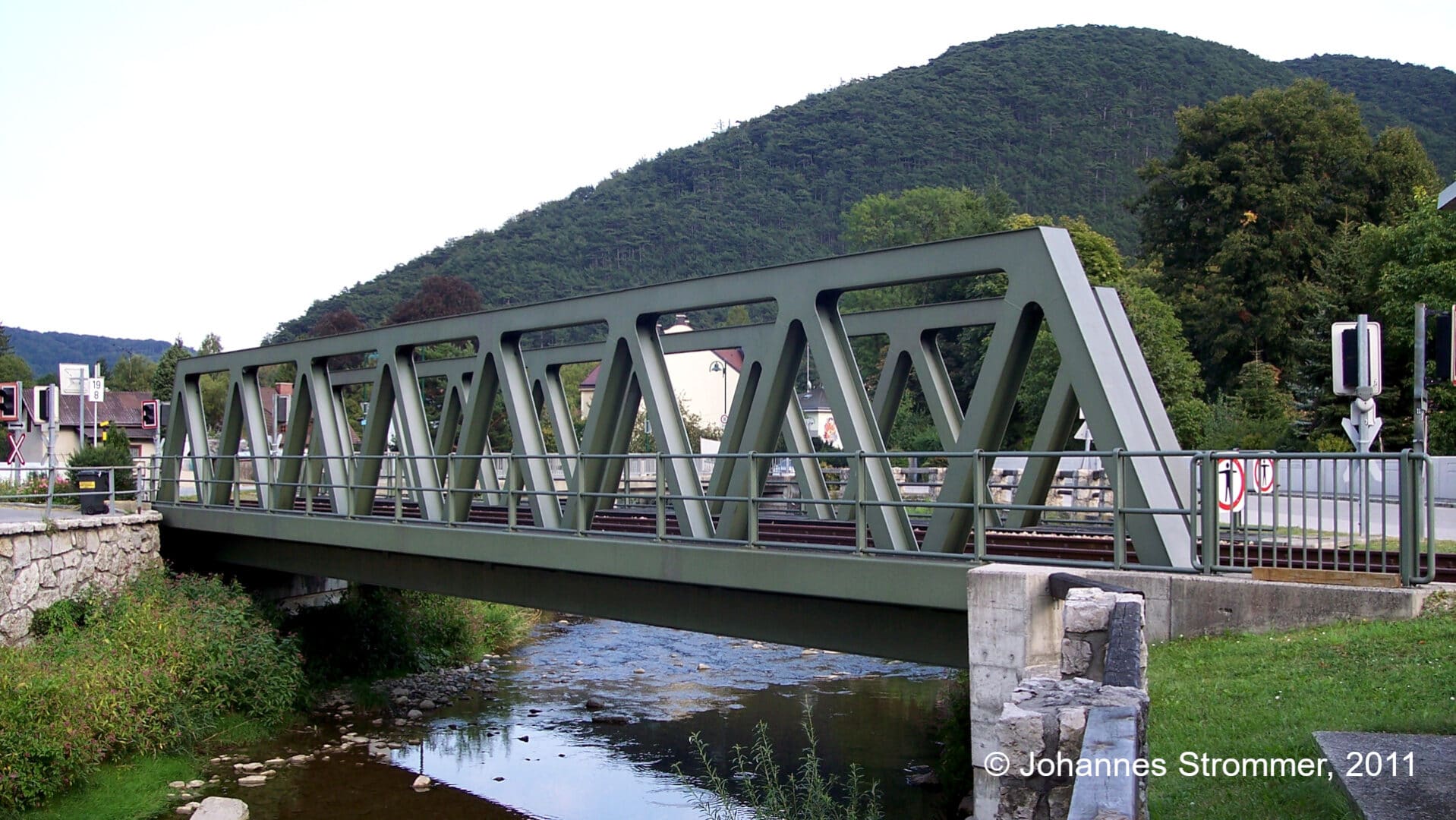 Bahnstrecke Weissenbach-Neuhaus - Hainfeld (Leobersdorfer Bahn); Brücke über die Triesting bei Weissenbach.