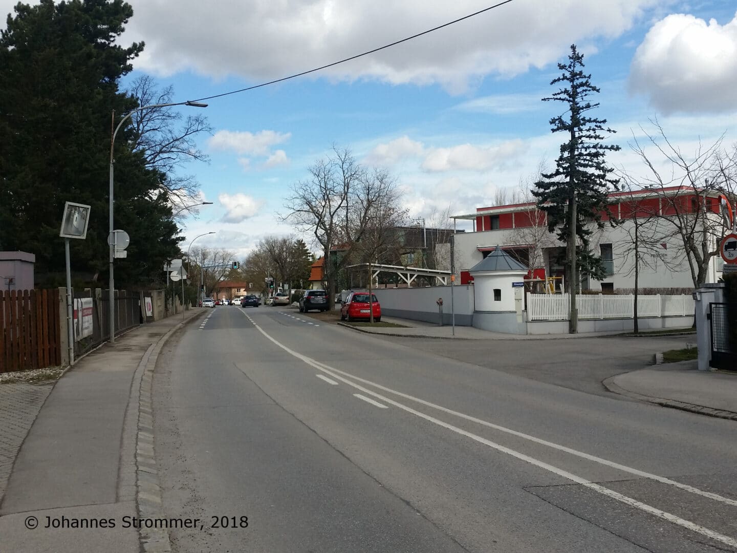 Straßenbahnlinie 360: Auch hier wurde die Donauwörther Straße auf der Trasse errichtet. Die Aufnahme entstand bei der Abzweigung der Franz-Josef-Straße. Ganz in der Nähe steht ein Haus mit zwei Mauerrosetten.