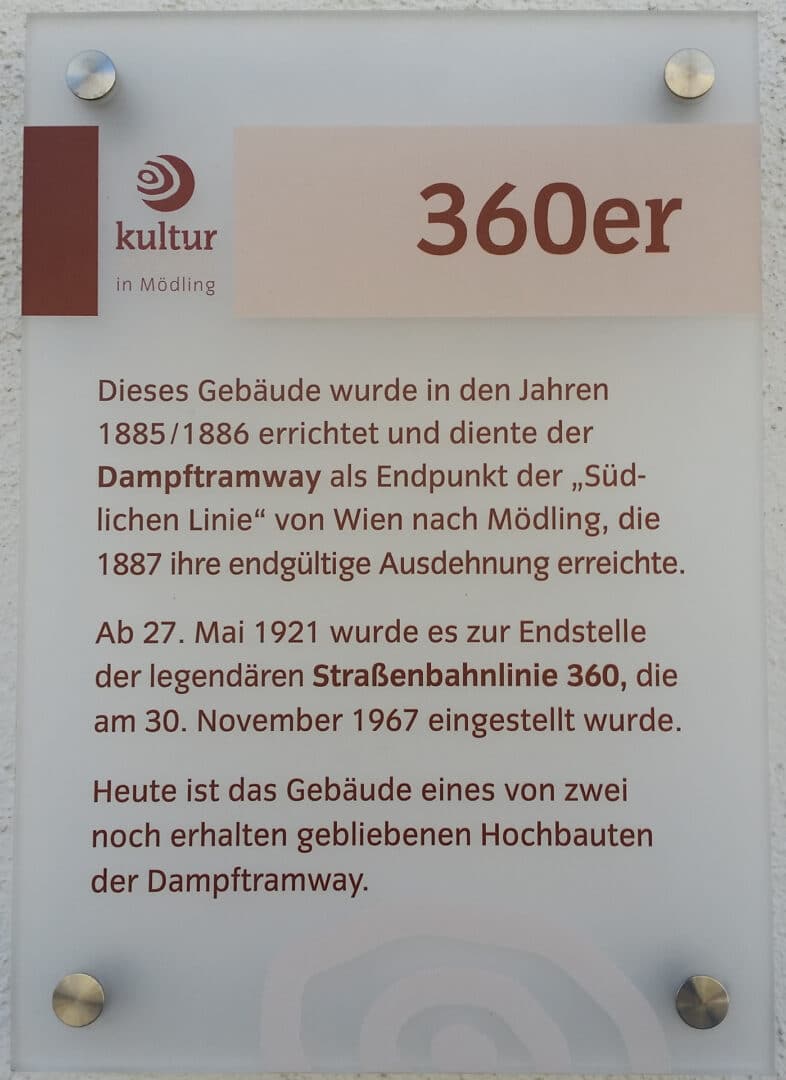Straßenbahnlinie 360: Infotafel am Gebäude des Bahnhof Mödling