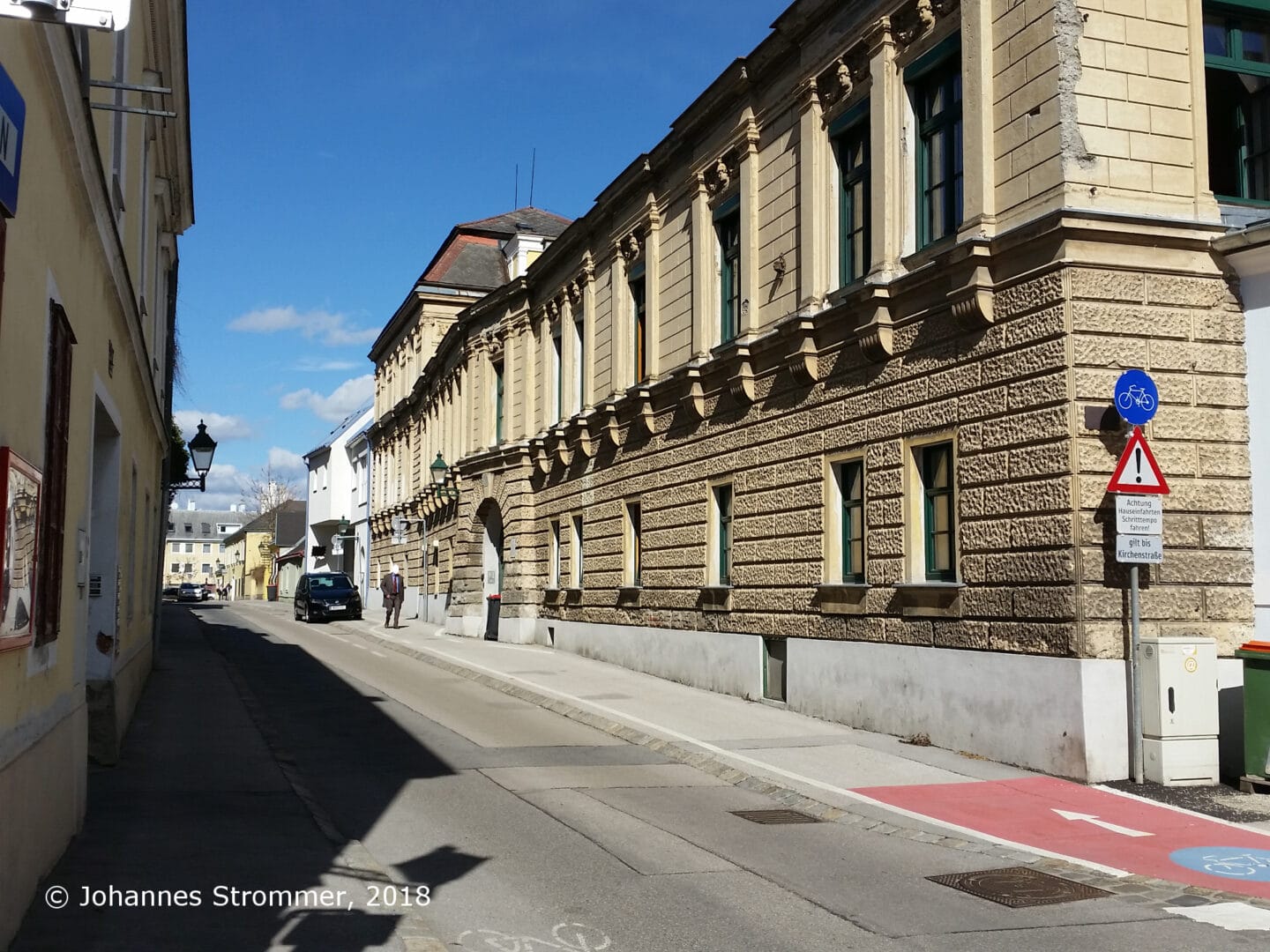 Straßenbahnlinie 360: Mauerrosette zur Befestigung der Oberleitung am Haus Ecke Liechtensteinstraße/Mariazeller Gasse, Blick Richtung Wien Rodaun.