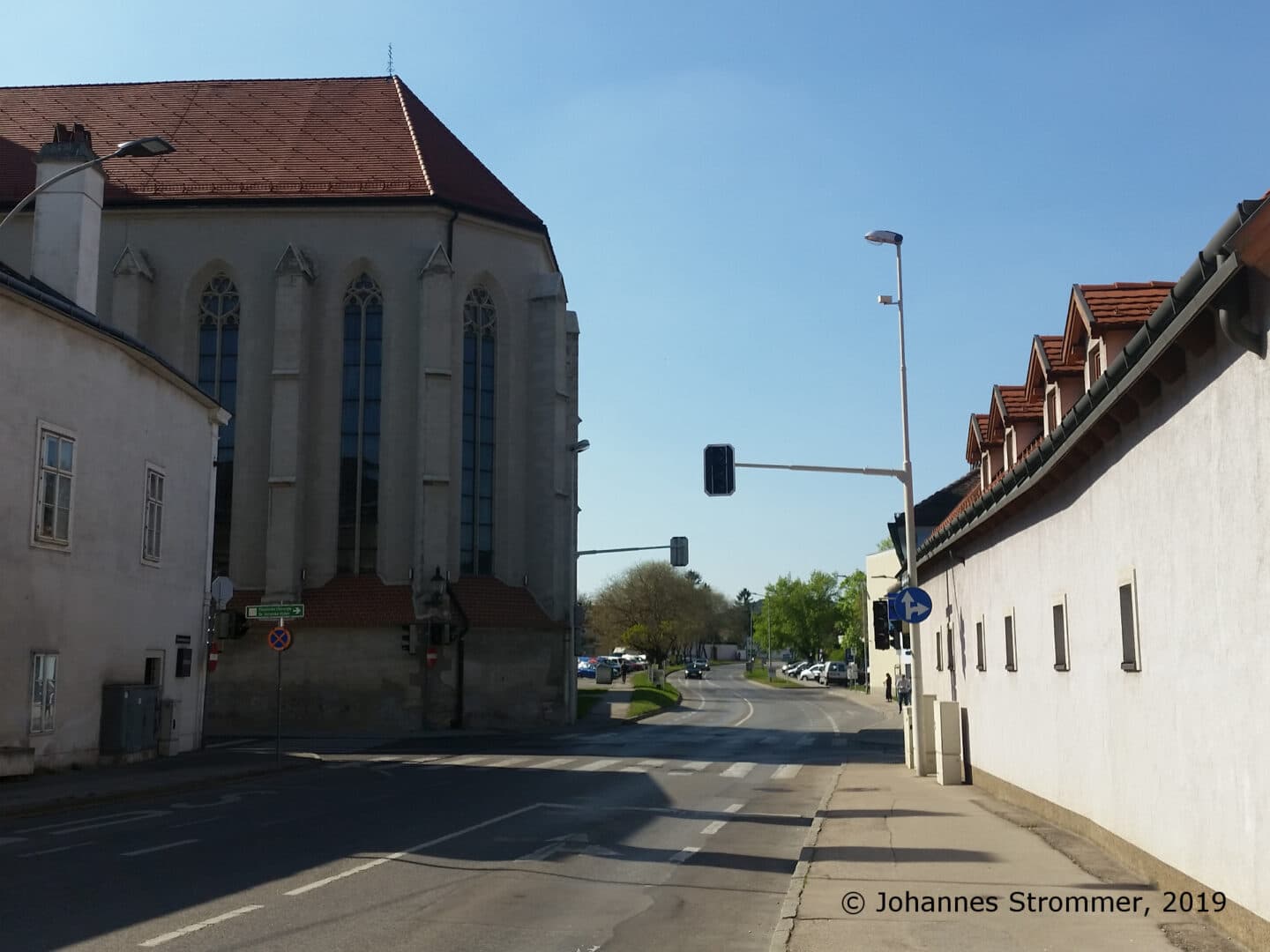 Straßenbahnlinie 360: Hier, an der Kreuzung von Donauwörther Straße und Wiener Gasse, befand sich einst die Ausweiche Wienergasse. Blick Richtung Wien Rodaun.