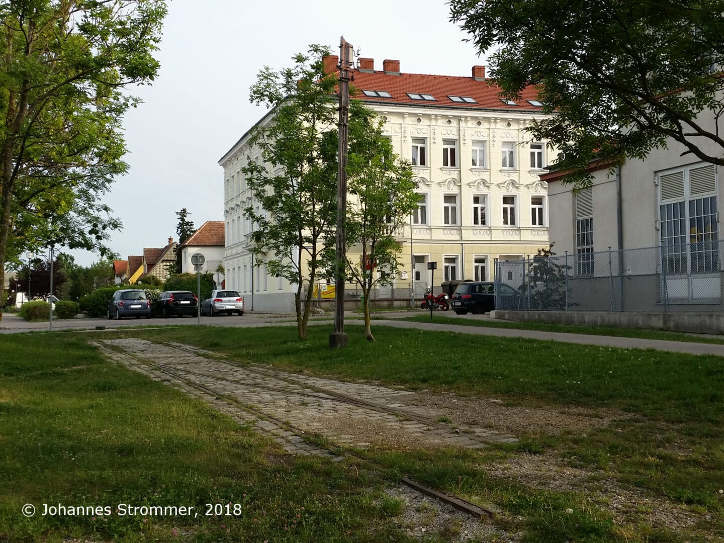 Straßenbahnlinie 360: Bahnhof Perchtolsdorf Brunnergasse, erhaltener Fahrleitungsmast und Weiche, Blick Richtung Mödling.