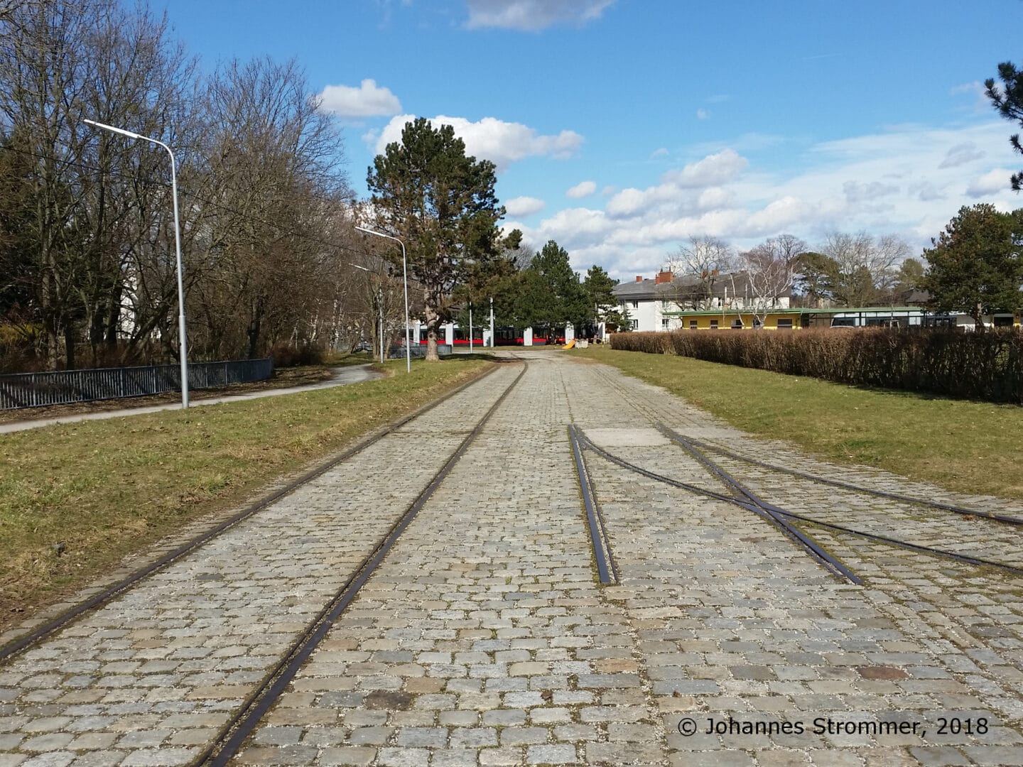 Fotostandort 1e: Hier mündet der in den beiden vorigen Abbildungen sichtbare Gleisbogen ein. Blick Richtung Endstelle der Straßenbahnlinie 60.