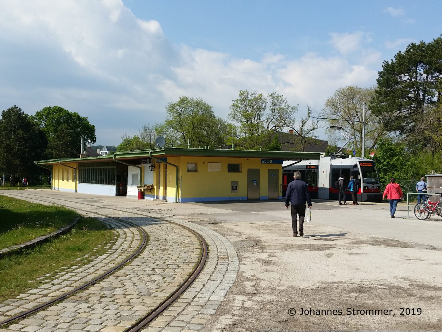 Straßenbahnlinie 360: Gut erhaltene Wendeschleife der ehemaligen Straßenbahnlinie 360 Wien Rodaun - Mödling. Im Hintergrund die Endstelle Rodaun der Linie 60.