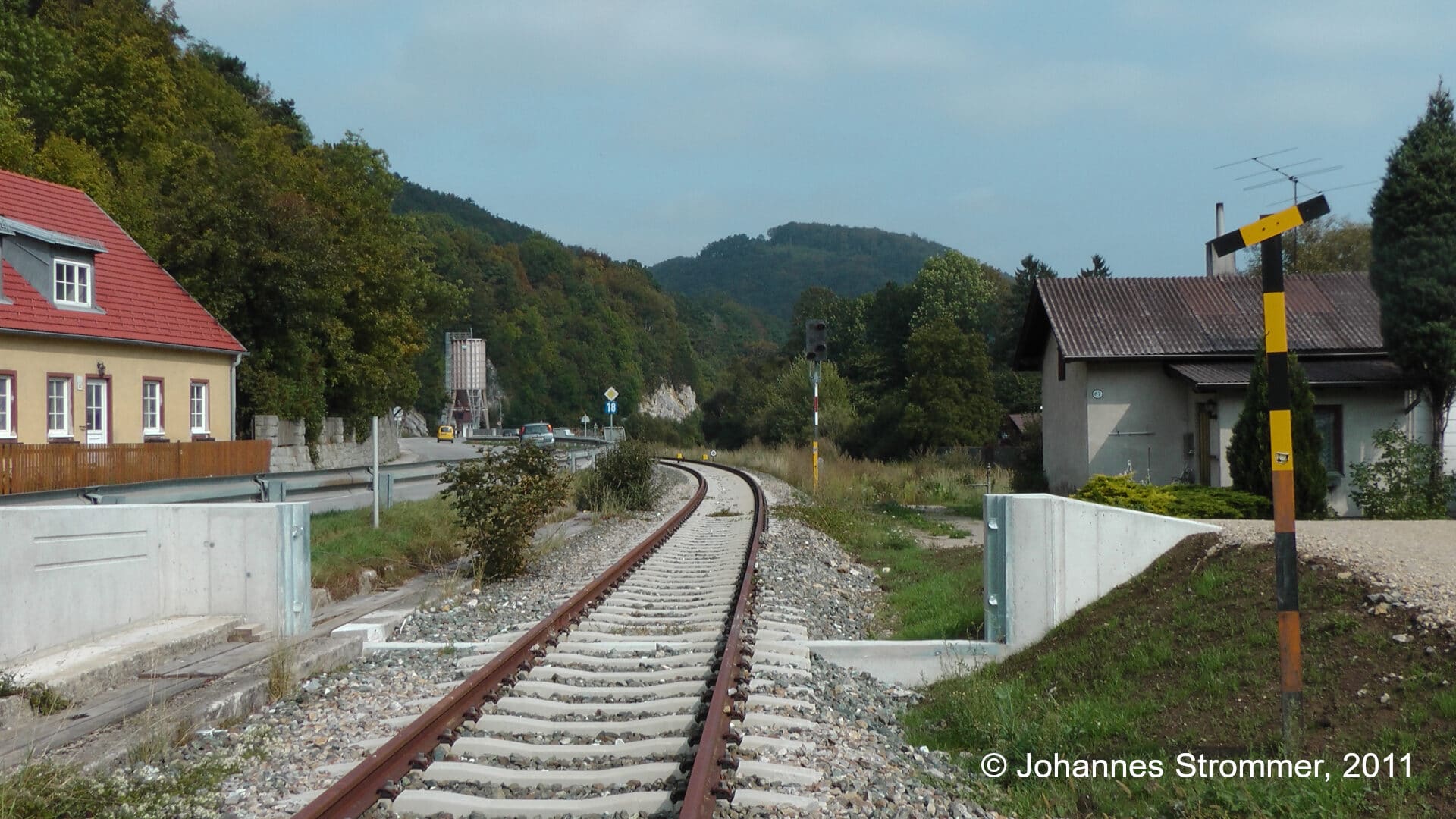 Bahnstrecke Weissenbach-Neuhaus - Hainfeld (Leobersdorfer Bahn); kurz vor dem Bahnhof Weissenbach-Neuhaus.