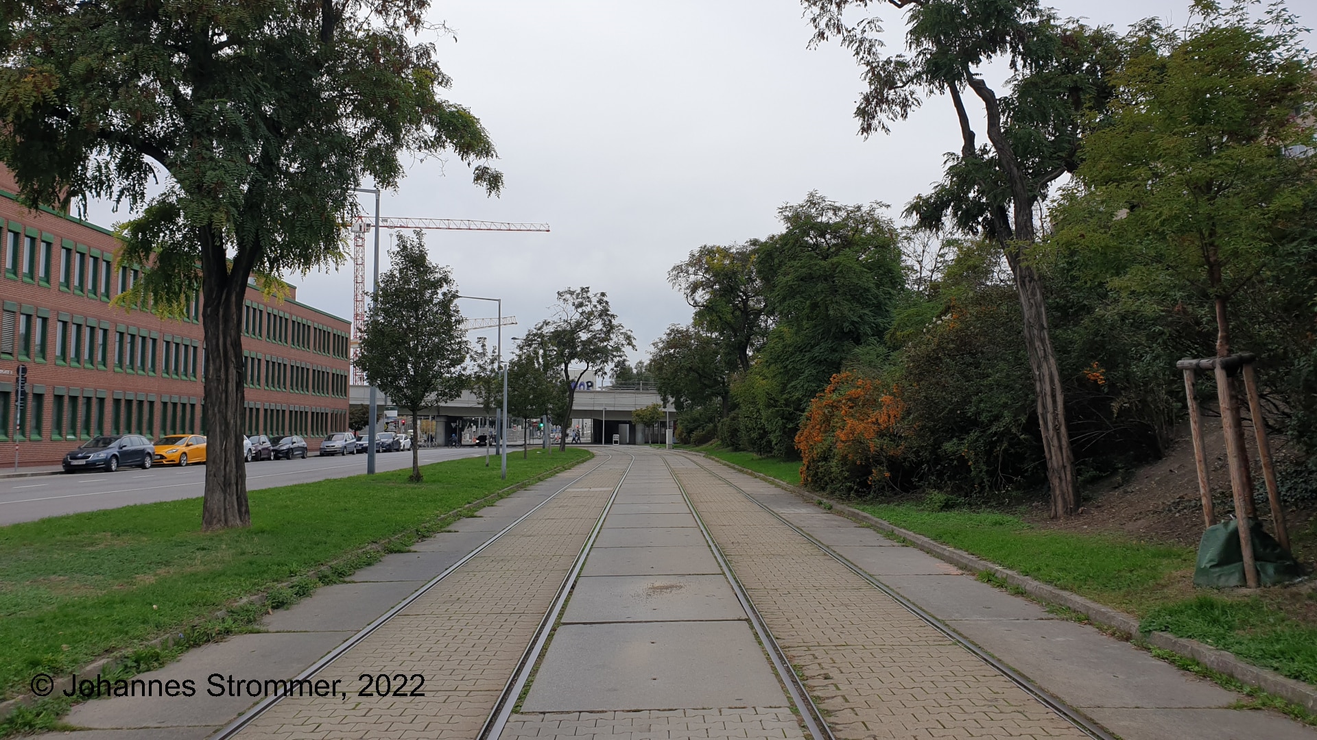 Gleise der Straßenbahnlinie 26 am Czernetz­platz, Blickrichtung Kagraner Platz.