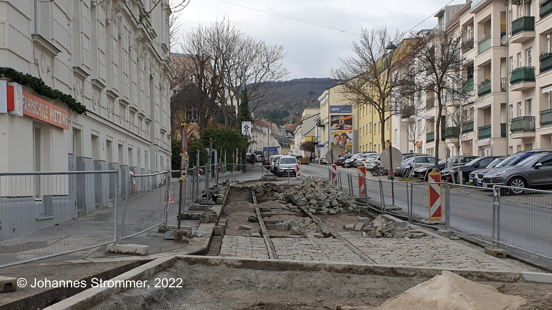 Neu verlegte Pflastersteine, Blick Richtung Ober St. Veit (Straßenbahnlinie 158 Wien).