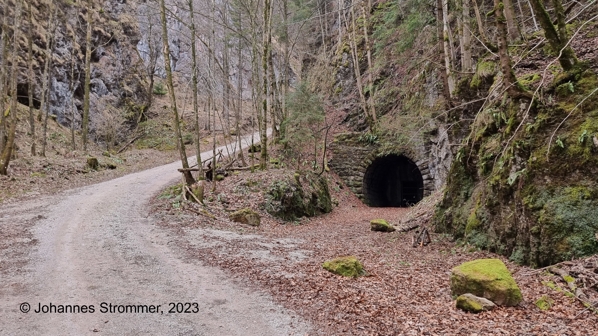 Norportal des Hüttensteiner Tunnels der Salzkammergut-Lokalbahn (SKGLB).