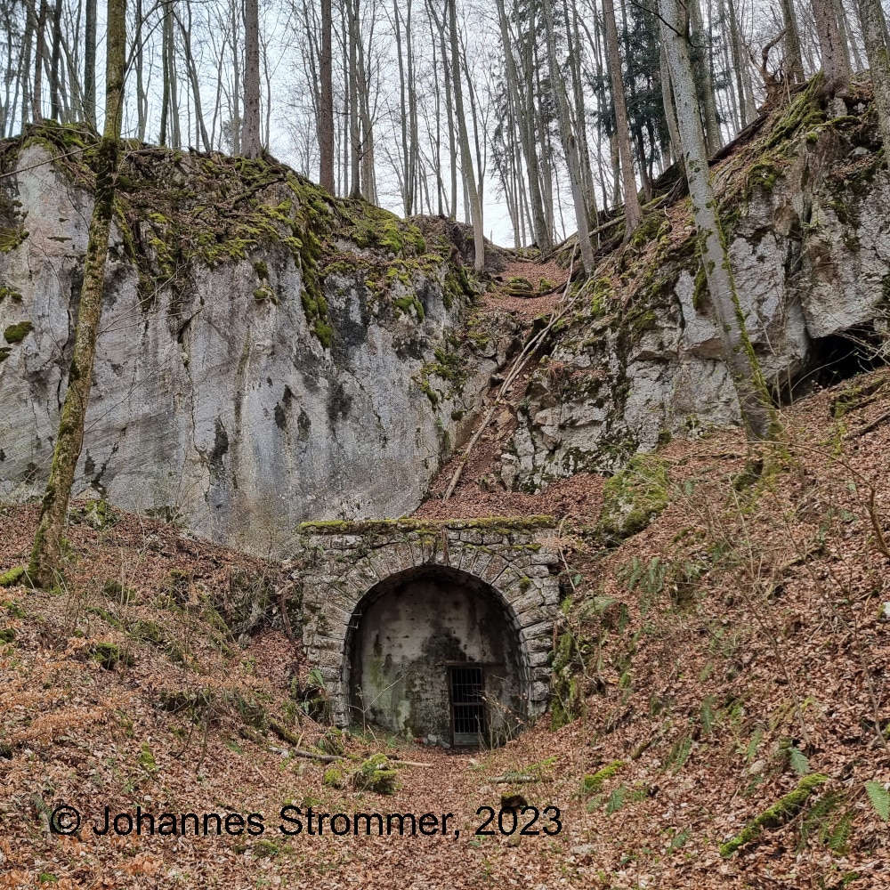 Nordportal des Scharflinger Tunnels der Salzkammergut-Lokalbahn (SKGLB).