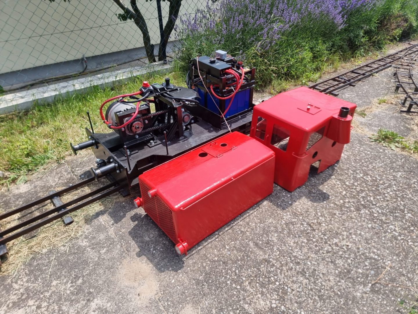 Gartenbahnlok 2060 mit abgenommenem Gehäuse